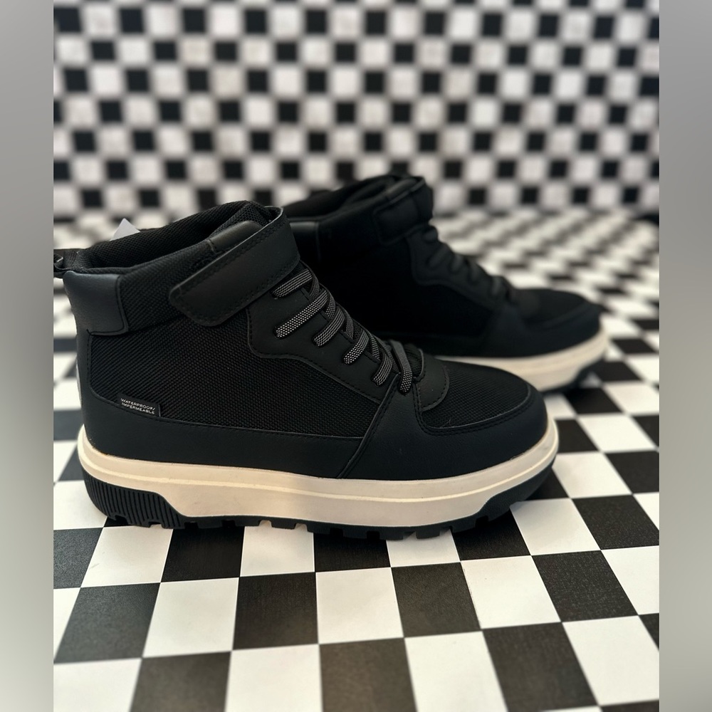 NWT H&M Waterproof High Tops. Youth & Men’s size 6, Women’s size 7.5. UNISEX